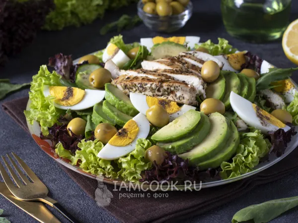 Фото блюда: Салат с авокадо, огурцом, яйцом и курицей