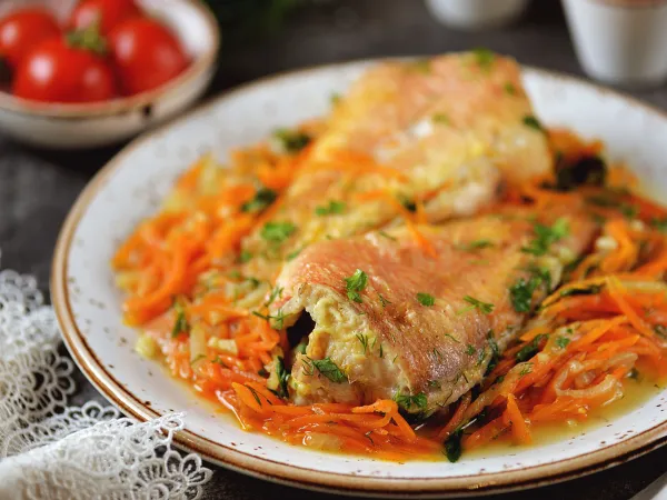 Фото блюда: Тушеный морской окунь на сковороде с луком и морковью