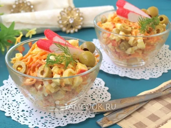 Фото готового блюда: Праздничный салат с крабовыми палочками и корейской морковью