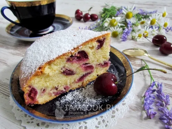 Фото готового блюда: Пирог с черешней на сметане