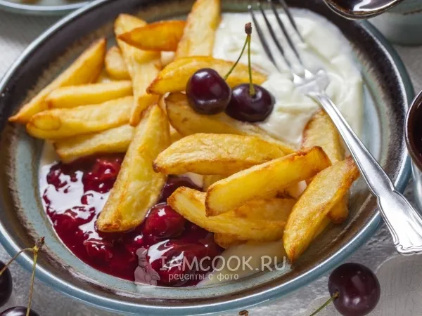 Фото блюда: Картошка фри с вишневым соусом и взбитыми сливками
