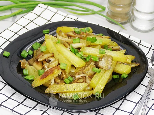 Фото блюда: Жареная картошка с вешенками на сковороде