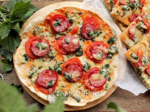 Фото готового блюда: Пицца с крапивой на сковороде