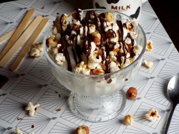 Фото блюда: Пломбир с попкорном, орехами и шоколадным сиропом