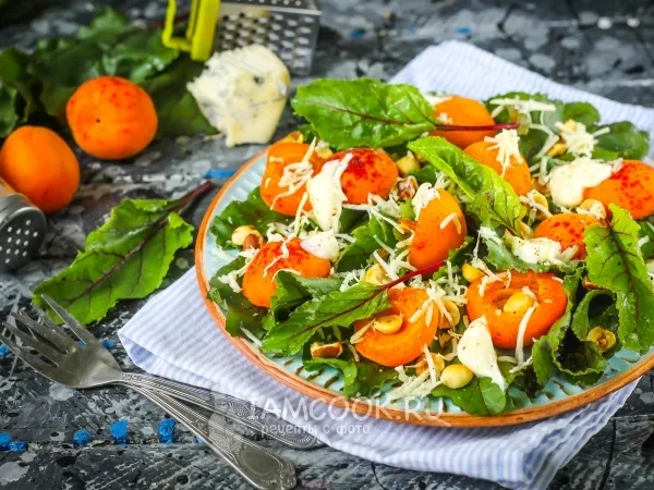 Фото готового блюда: Салат с абрикосами и сыром Дор Блю