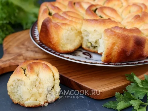 Фото готового блюда: Разборный дрожжевой пирог с черемшой