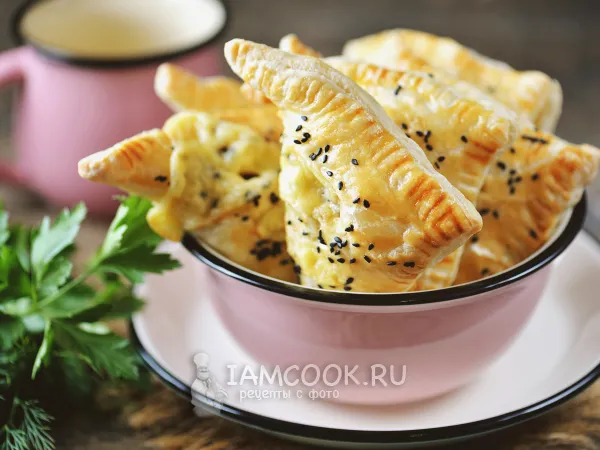 Фото готового блюда: Слойки с грибами и сыром