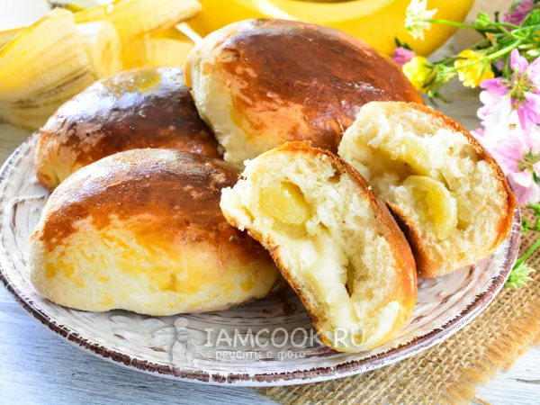 Фото готового блюда: Пирожки с бананами из дрожжевого теста