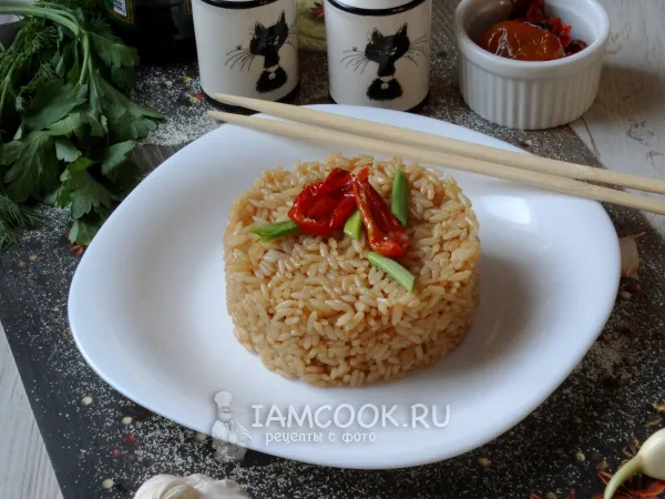 Фото готового блюда: Рис с соевым соусом на сковороде