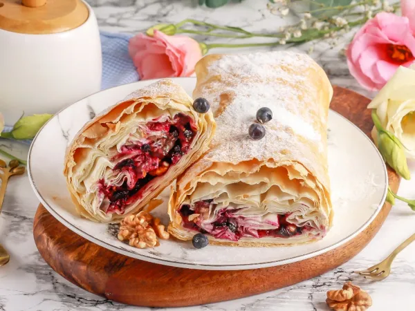 Фото блюда: Штрудель с черникой из теста фило