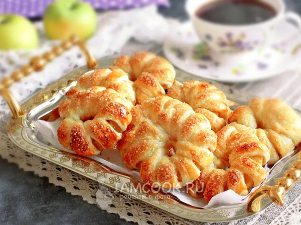 Фото готового блюда: Яблочные кольца в слоеном тесте
