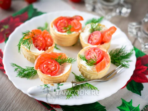 Фото блюда: Тарталетки с красной рыбой, творожным сыром и помидорами черри