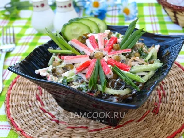 Фото готового блюда: Крабовый салат с морской капустой