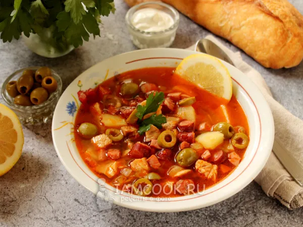 Фото готового блюда: Солянка сборная с оливками и лимоном