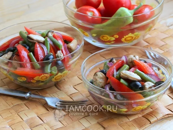 Фото готового блюда: Салат с мидиями и помидорами