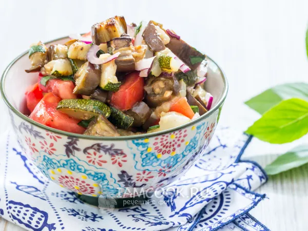 Фото блюда: Салат из кабачков, баклажанов и помидоров