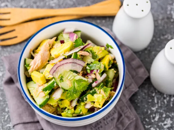 Фото готового блюда: Салат из авокадо с огурцом и тунцом