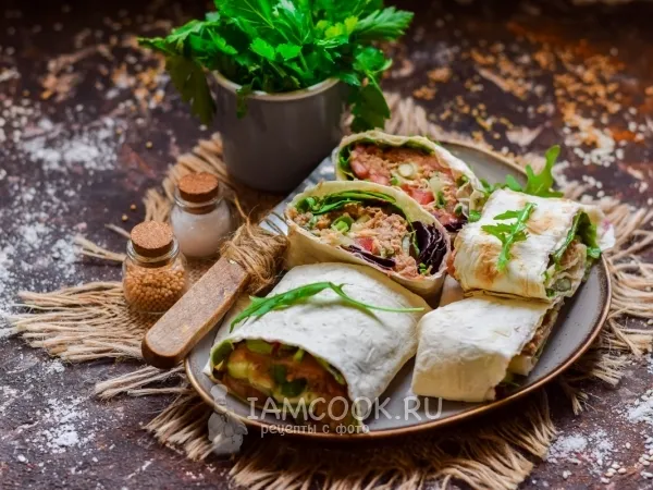 Фото готового блюда: Рулет из лаваша с тунцом