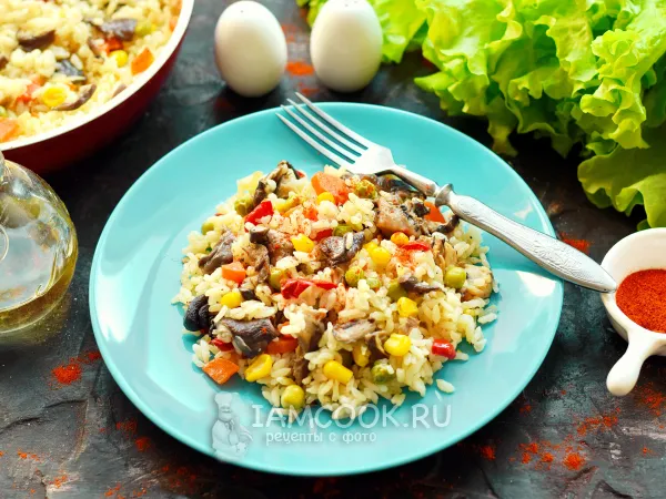Фото готового блюда: Рис с вешенками и овощами в сковороде