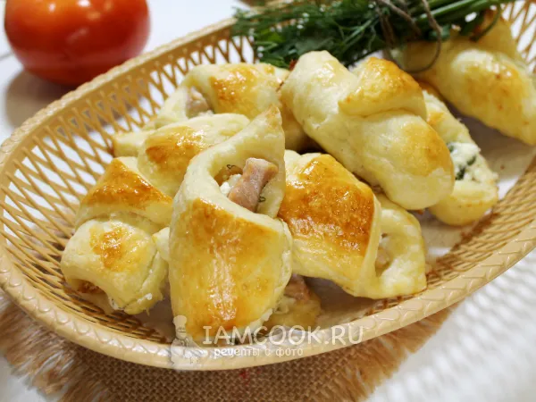 Фото готового блюда: Закусочные рогалики с красной рыбой