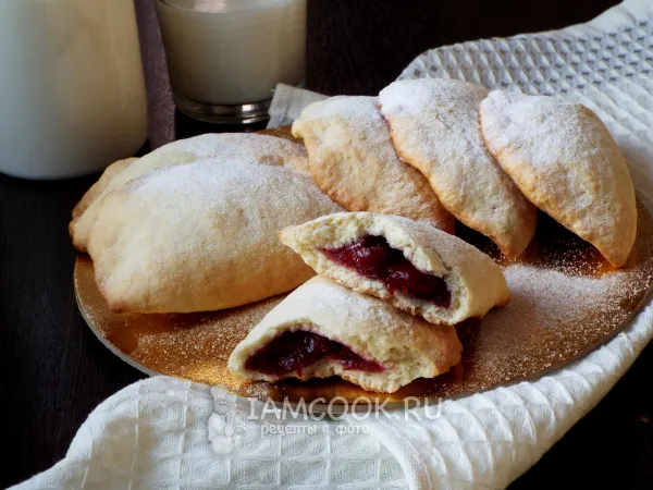 Фото готового блюда: Сочники с вишней
