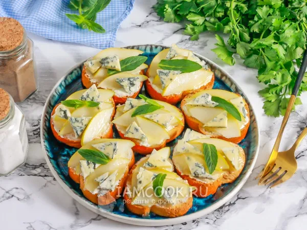 Фото блюда: Кростини с голубым сыром, грушей и медом