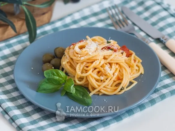 Фото блюда: Спагетти в помидорном соусе с базиликом