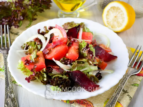 Фото готового блюда: Салат с бастурмой и помидорами