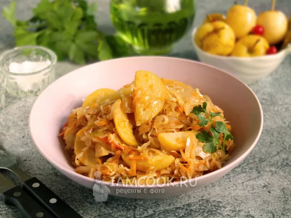 Фото блюда: Тушеная капуста с мочеными яблоками