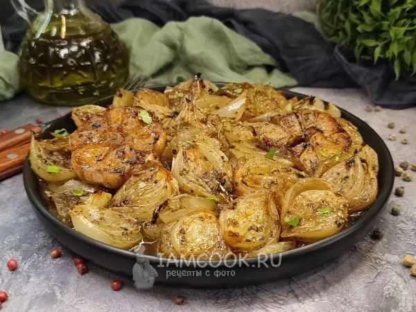 Фото блюда: Запеченный лук с чесноком в духовке