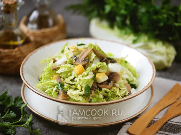 Фото блюда: Салат с пекинской капустой и жареными грибами