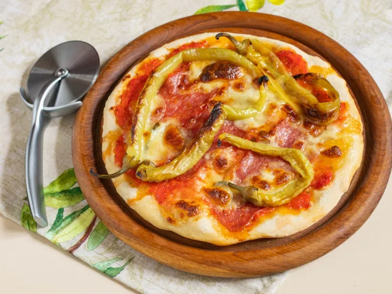 Фото готового блюда: Пицца с перцем и колбасой