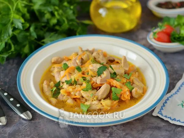 Фото блюда: Тушеная индейка с морковью и луком на сковороде