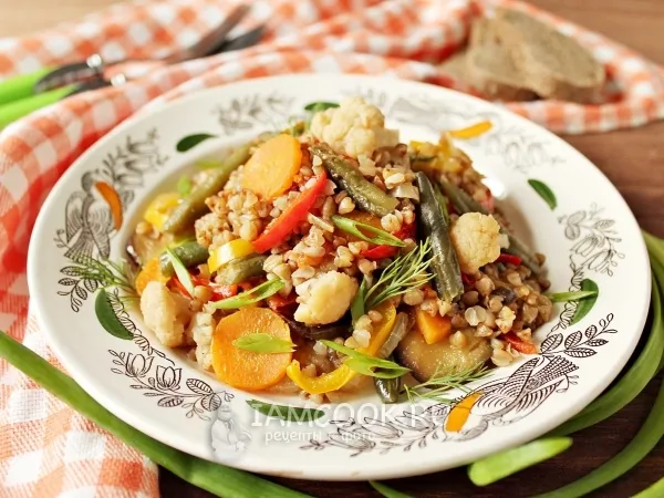 Фото блюда: Гречка с овощами на сковороде