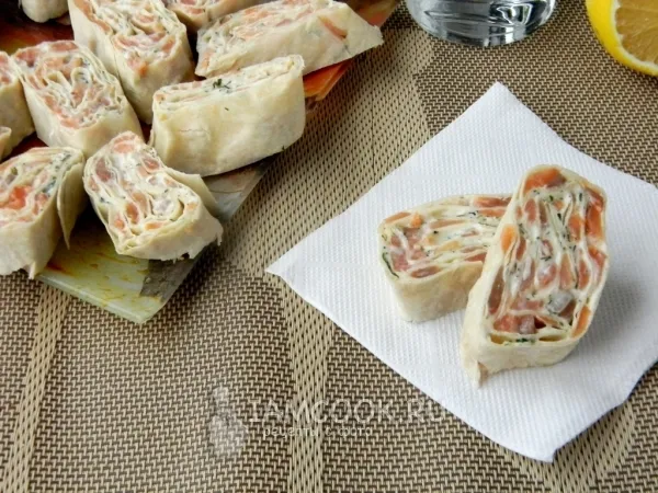 Фото готового блюда: Рулет из лаваша с красной рыбой