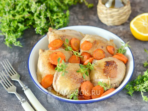 Фото блюда: Курица с морковью на сковороде