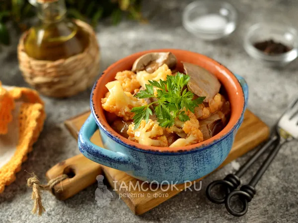 Фото готового блюда: Печень кролика с цветной капустой на сковороде