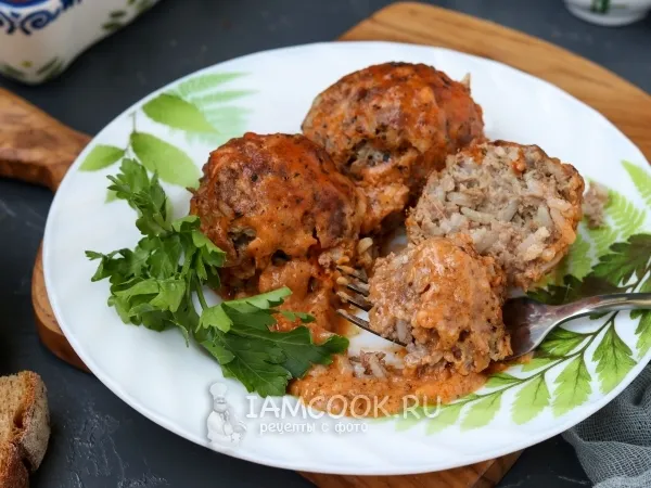 Фото готового блюда: Тефтели в сметанно-томатном соусе в духовке