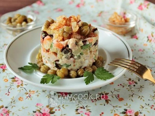 Фото готового блюда: Салат с копченой курицей и черносливом