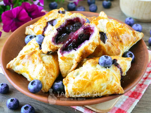Фото готового блюда: Слойки с голубикой (из слоеного теста)