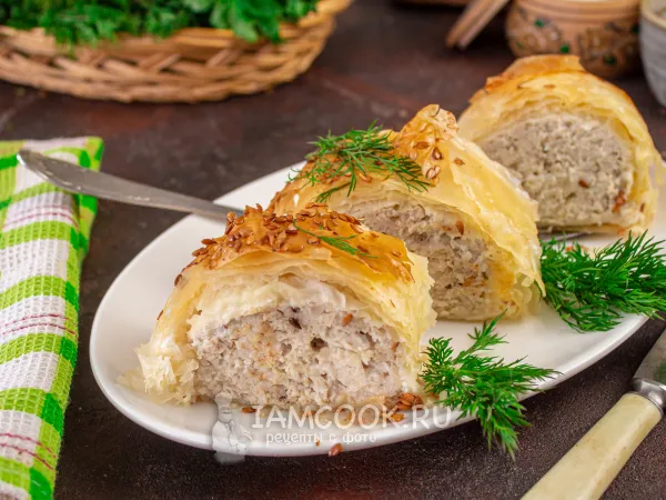 Фото готового блюда: Рулет из теста фило с фаршем