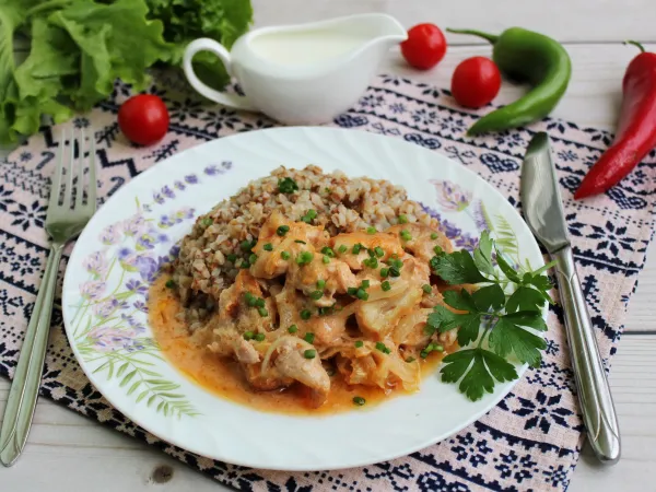 Фото готового блюда: Куриные бедра в сливках в духовке