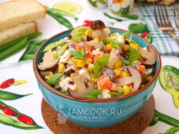 Фото готового блюда: Салат с курицей и кукурузой