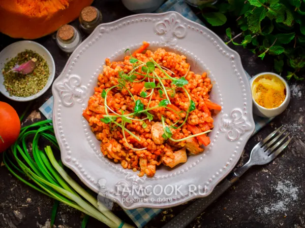 Фото готового блюда: Булгур с курицей в томатном соусе