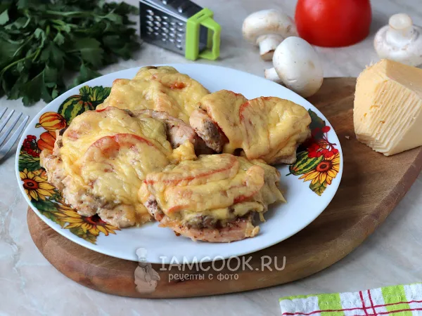 Фото блюда: Куриные отбивные с грибами, помидорами и сыром