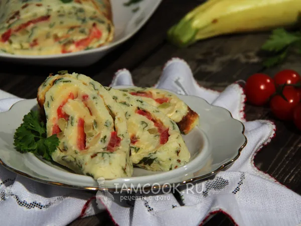 Фото готового блюда: Кабачковый рулет с помидорами, сыром и чесноком