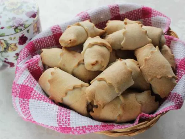 Фото готового блюда: Рогалики с вишней на сметане и маргарине