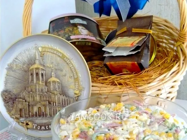 Фото готового блюда: Салат с колбасой и сухариками