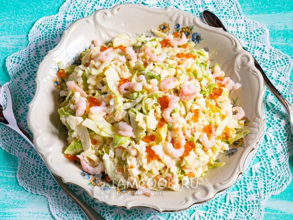 Фото готового блюда: Салат с креветками, яйцами и красной икрой