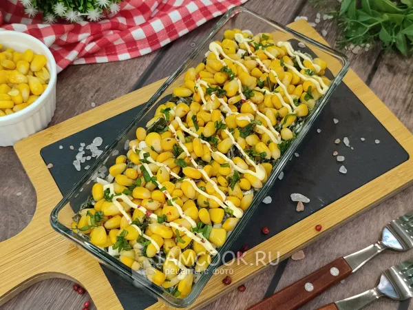 Фото блюда: Салат с морской капустой, яйцом и кукурузой